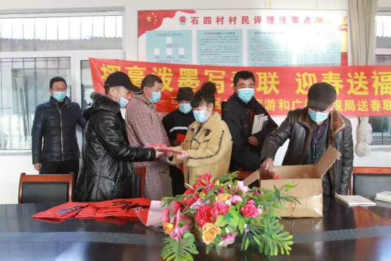 挥毫泼墨送春联  龙飞凤舞迎新春--安平街道安南社区
